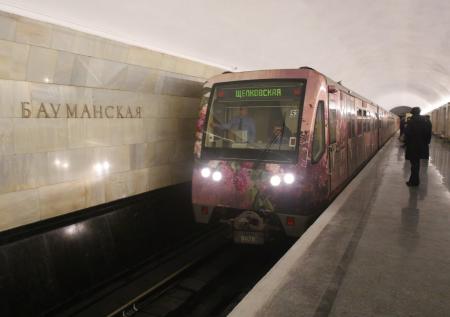 В Москве на станции метро «Бауманская» человек упал с платформы