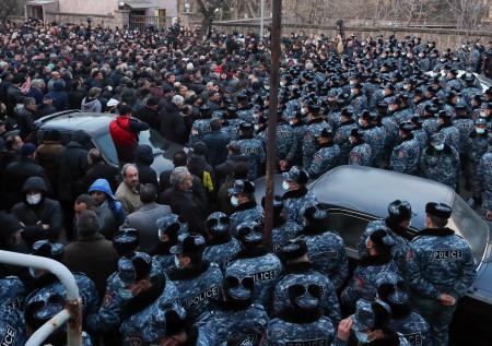Оппозиция заблокировала парламент Армении и выдвинула требование Пашиняну