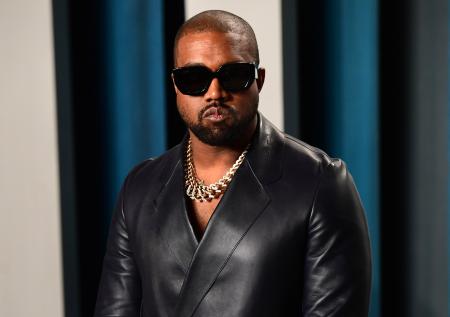 Рэпер Канье Уэст подал в суд на Walmart за подделку сланцев Yeezy