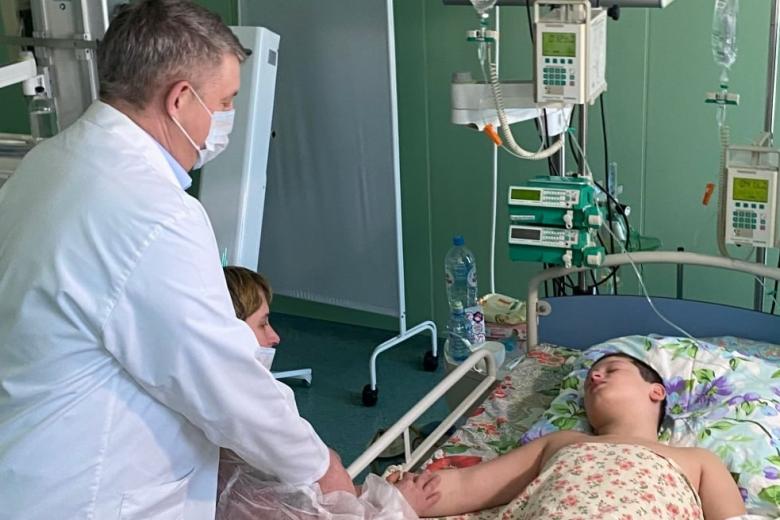 Александр Богомаз навестил в больнице мальчика Фёдора