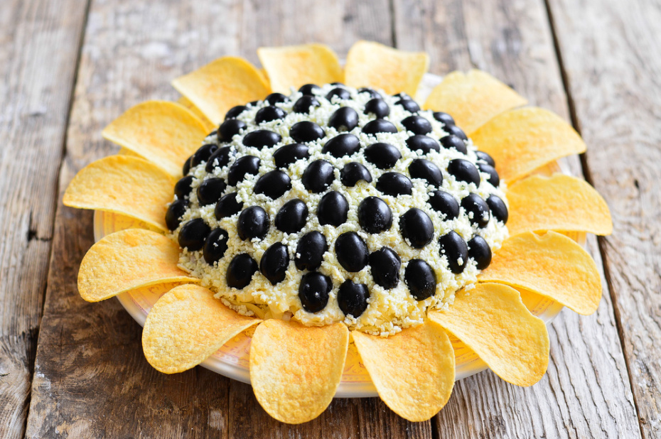 «Подсолнух» — яркий, сытный, пикантный салат на новогоднем столе