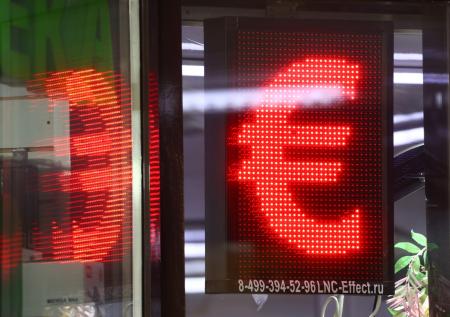 Курс евро установил антирекорд