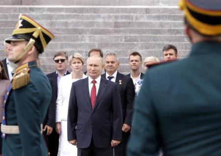 Путин поучаствовал в церемонии поднятия российского флага в Москве