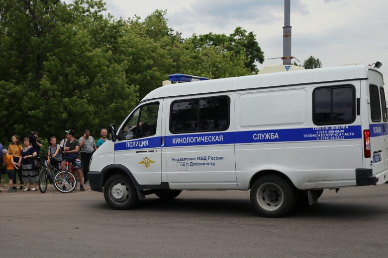 Автомобиль кинологической службы неподалеку от завода "Кристал" в Дзержинске. В цехе по производству тротила на заводе "Кристалл" в городе Дзержинске Нижегородской области прогремели несколько взрывов