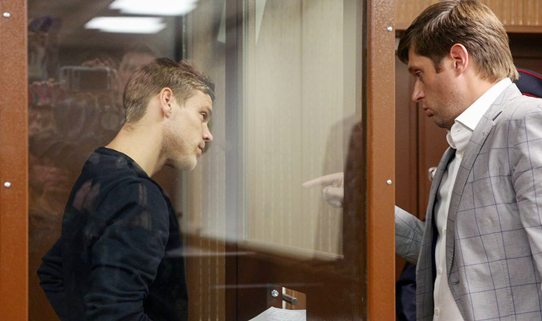 Александр Кокорин (слева)