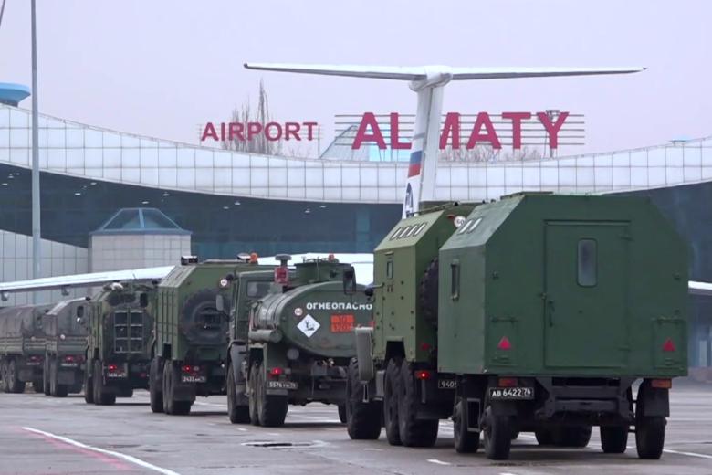 Военная техника российской части миротворческих сил ОДКБ на аэродроме в Алма-Ате