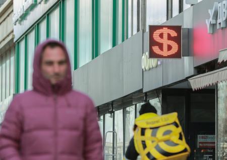 Доллар дешевеет в ожидании статистики из США