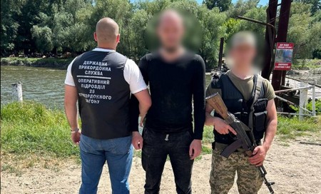Украинец пытался переплыть границу на матрасе с Человеком-пауком