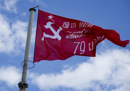 «С ним идут в бой»: в КПРФ объяснили идею поднимать Знамя Победы в школах