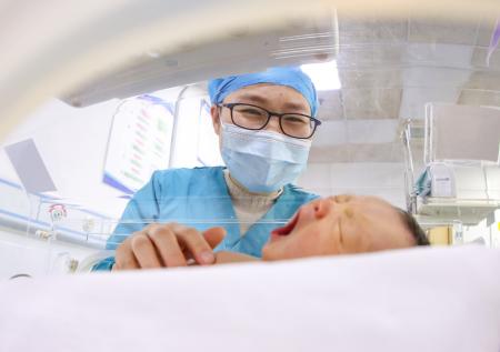 В Китае ввели запрет на усыновление детей для одной категории людей