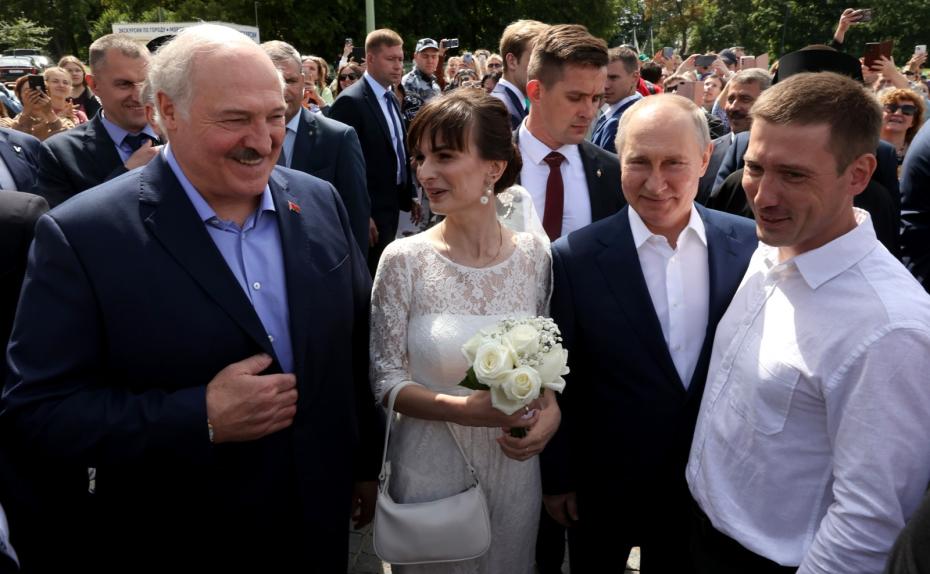 Владимир Путин и Александр Лукашенко пообщались с собравшимися на площади у Никольского Морского собора