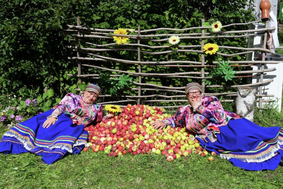 Участницы музейно-фольклорного праздника «Яблочный Спас в Красновидово» на территории села Красновидово Камско-Устьинского района Республики Татарстан
