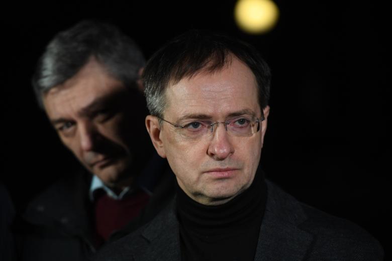 Помощник президента России Владимир Мединский (на первом плане) и заместитель министра иностранных дел РФ Андрей Руденко в Беловежской Пуще. Российская делегация в полном составе приехала на переговоры с Украиной