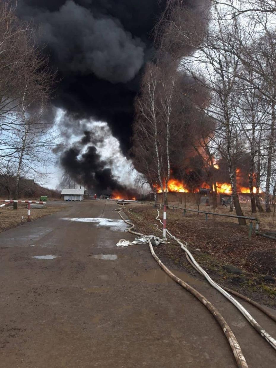 Военные объекты в Ивано-Франковске и Ровно на Западной Украине подверглись массированному обстрелу и были разрушены