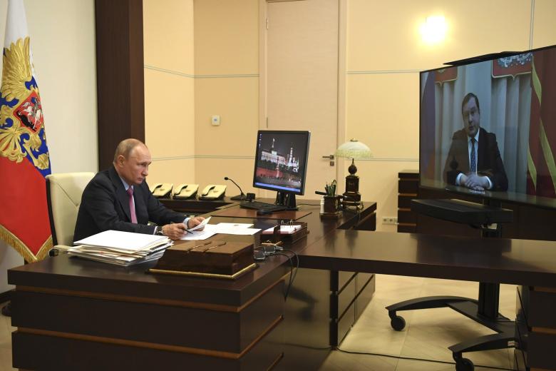 Рабочая встреча президента Владимира Путина с губернатором Смоленской области Алексеем Островским (в режиме видеоконференции).