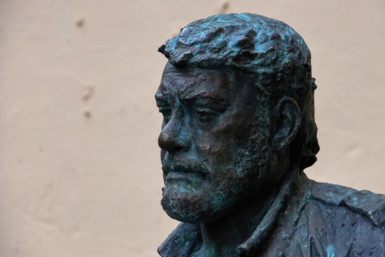 Памятник писателю Сергею Довлатову
