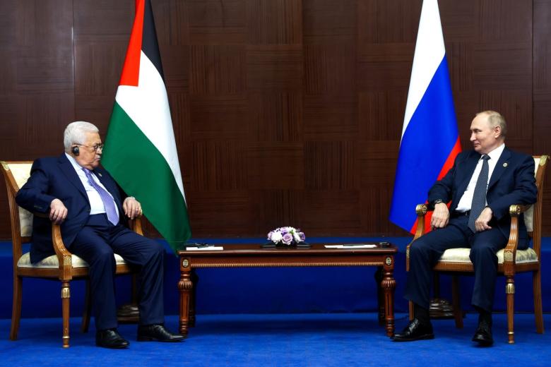 Президент РФ Владимир Путин и президент Палестины Махмуд Аббас (слева)