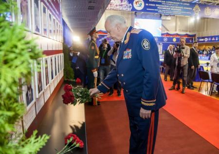 Глава СК вручил посмертные награды семьям погибших при пожаре мальчиков