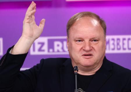 Хрюнов назвал причину скандальной остановки боя чемпиона мира Петровского