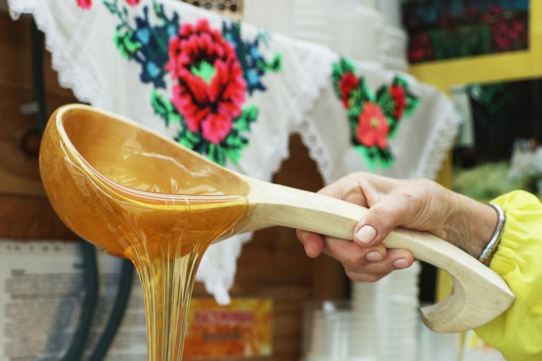 Ложка с медом на ярмарке меда