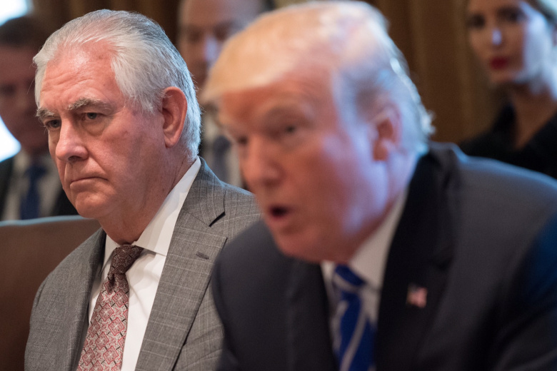 Рекс Тиллерсон (слева)