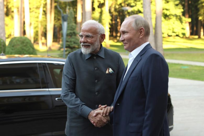 Президент РФ Владимир Путин и премьер-министр Индии Нарендра Моди (слева) во время прогулки в резиденции Ново-Огарево