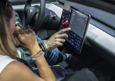Американский министр раскритиковал систему автопилота Tesla