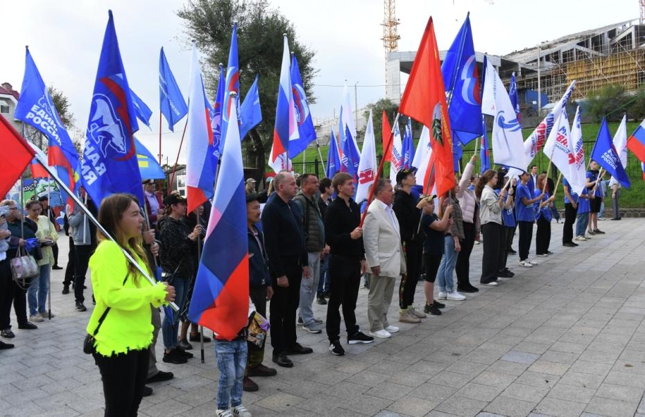 Участники митинга, посвященного Дню воссоединения новых регионов с Россией, во Владивостоке