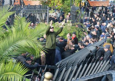 Грузовик протаранил ворота у здания администрации президента Абхазии