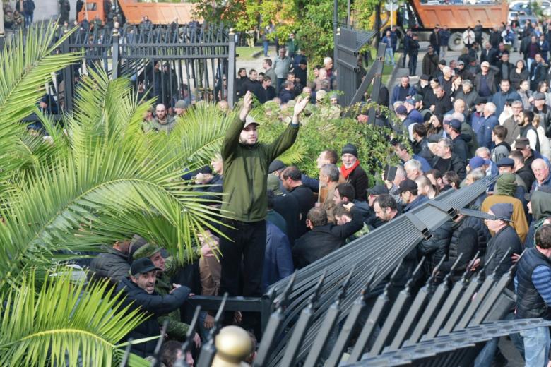 Обстановка у парламента Абхазии в Сухуме