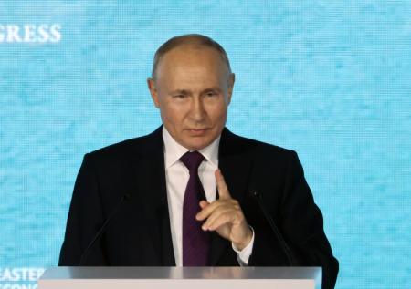Разнёс Чубайса, похвалил Маска: кадры выступления Путина на ВЭФ