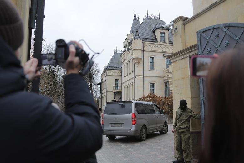Замок Аллы Пугачевой и Максима Галкина в деревне Грязь