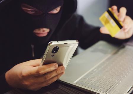 Мошенники украли со счетов россиян больше 8 млрд рублей: как им это удается