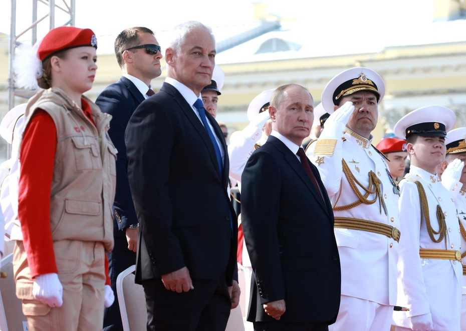 Андрей Белоусов и Владимир Путин на Главном военно-морском параде