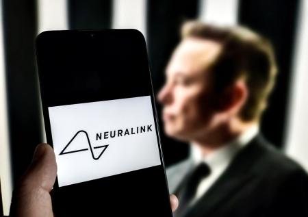 Илон Маск захотел вживить миллионам людей мозговой имплант Neuralink