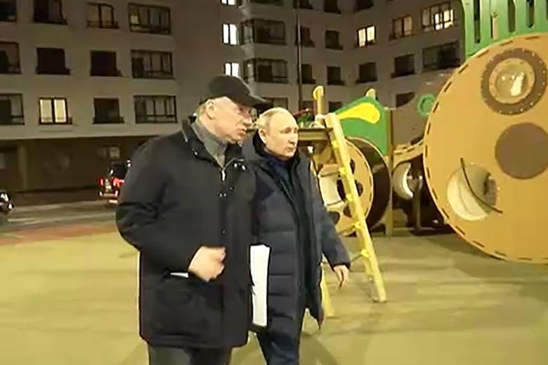 Президент РФ Владимир Путин во время посещения Мариуполя с заместителем председателя правительства Маратом Хуснуллиным