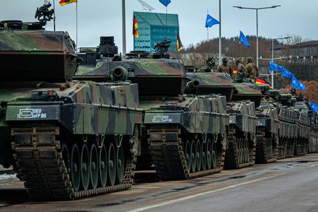 НАТО наращивает военную активность возле границ России