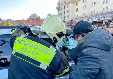 Опубликовано фото хозяина кота, запертого в машине в Москве
