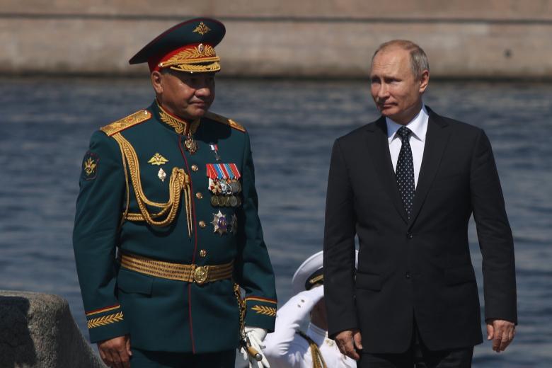 Президент РФ Владимир Путин и министр Обороны Сергей Шойгу