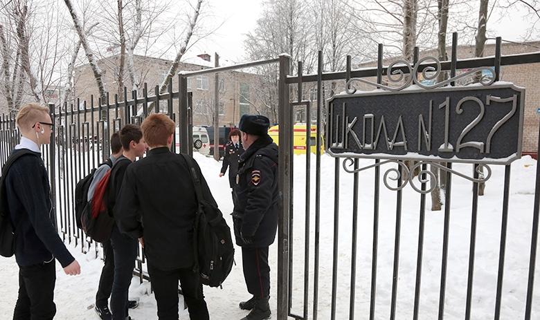 У школы № 127 в Мотовилихинском районе, где случилась драка на ножах между школьниками