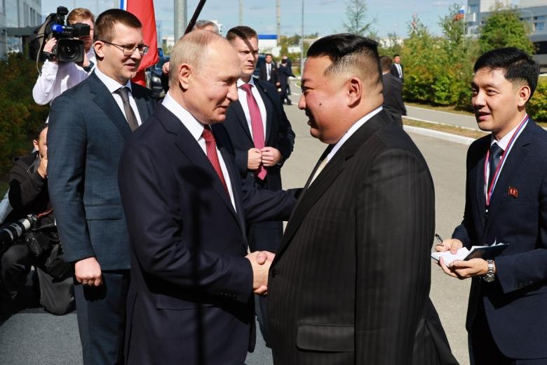 Владимир Путин с председателем государственных дел КНДР Ким Чен Ыном перед началом посещения космодрома Восточный