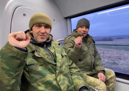 Возвращение российских военных из украинского плена сняли на видео
