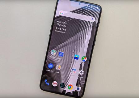Смартфон OnePlus 7 показан на рендерах и фотографии