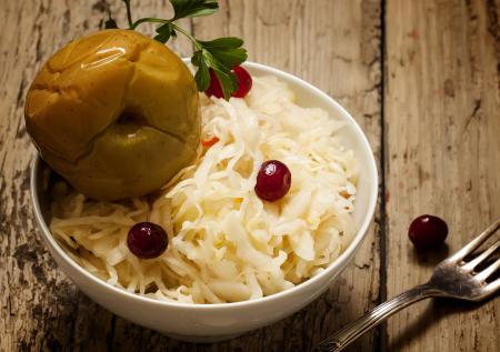 Необычный рецепт квашеной капусты с яблоками и клюквой