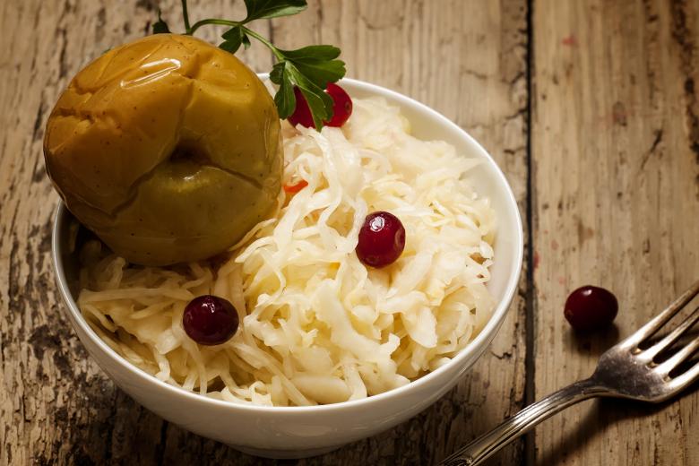 Необычный рецепт квашеной капусты с яблоками и клюквой