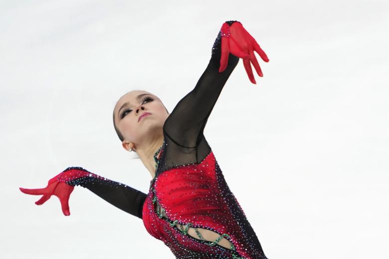 Камила Валиева (Россия) после выступления с произвольной программой в женском одиночном катании на VI этапе Кубка мира по фигурному катанию в Сочи