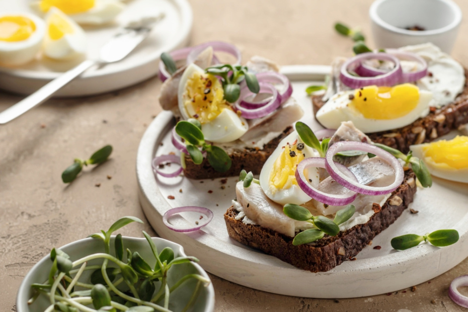 8 вкусных бутербродов с селедкой на праздничный стол: готовимся к 2025 году