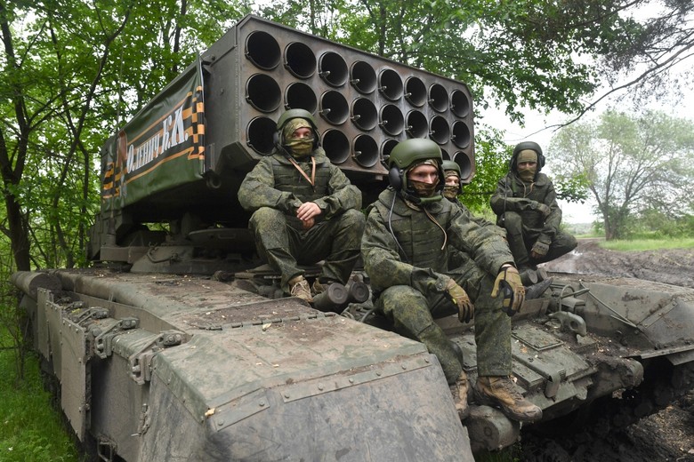 Члены экипажа на броне тяжёлой огнемётной системы ТОС-1А «Солнцепек» ВС РФ в зоне проведения специальной военной операции