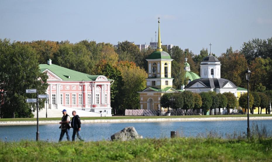 Люди во время отдыха на территории музея-усадьбы «Кусково» в Москве