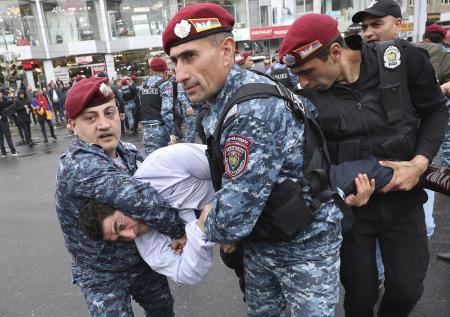 Полиция Армении задержала около 30 членов оппозиционной партии «Отечество»